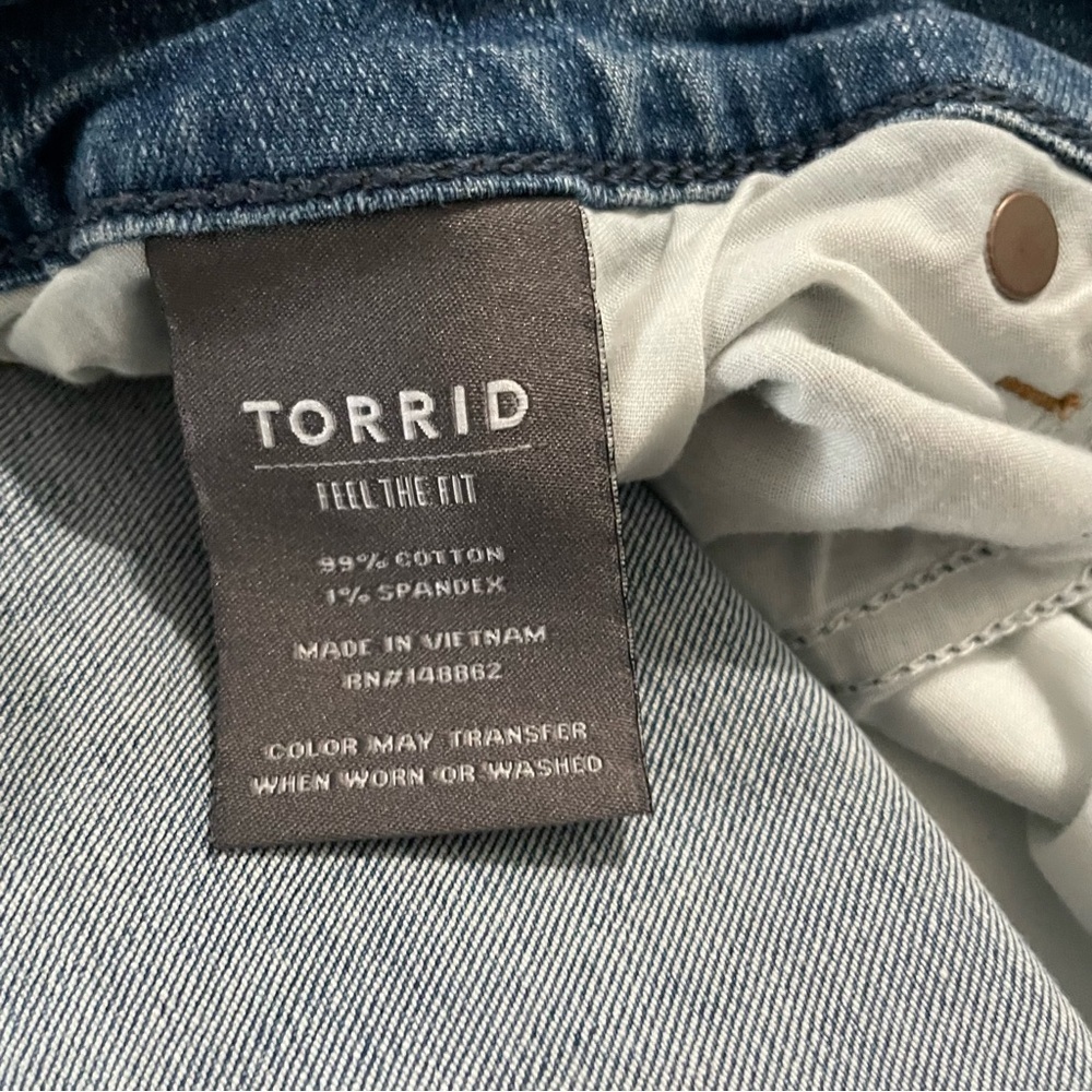 TORRID Crop Boyfriend Vintage Stretch Distressed jeans Size 20 - Picture 9 of 9